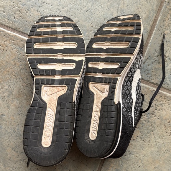 Nike Air Max Sequence 2 Black and White Running Shoes. Size 8 - Picture 3 of 6